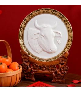 《十二生肖·牛》浮雕瓷盘