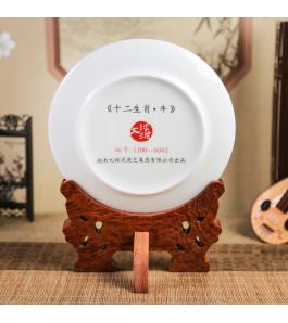 《十二生肖·牛》浮雕瓷盘